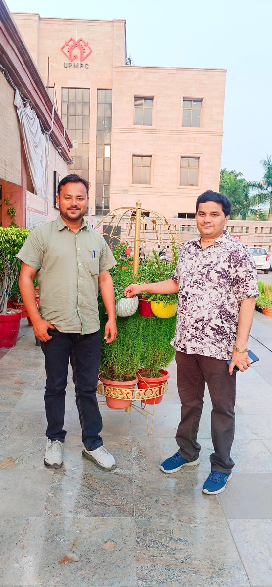 मशरूफ रहने का अंदाज़ तुम्हें तन्हा न करने दे ग़ालिब ,
रिश्ते फुर्सत के नहीं तवज्जों के मोहताज होते है !!

मुस्कुराते हुए चेहरे में जो नौजवान मेरे साथ खड़ा है इनका नाम आमिर खान है ये हरदोई से चलकर लखनऊ मुझसे मिलने के लिए आए अपना कीमती दो दिन मुझे दिया ये सोशल मीडिया की देन है !!