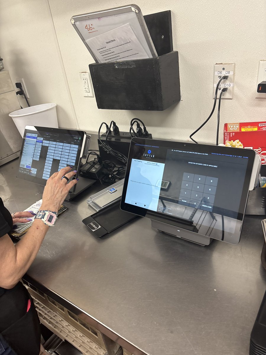 JLee_skytab's tweet photo. Sagebrush Steakhouse in Morehead City, NC has upgraded in a big way!  @SkyTabPOS Powered by @Shift4 has saved the day at the beach!  Staff are able to spend more time with their guests and less at the POS placing orders! https://t.co/RYunE544QP