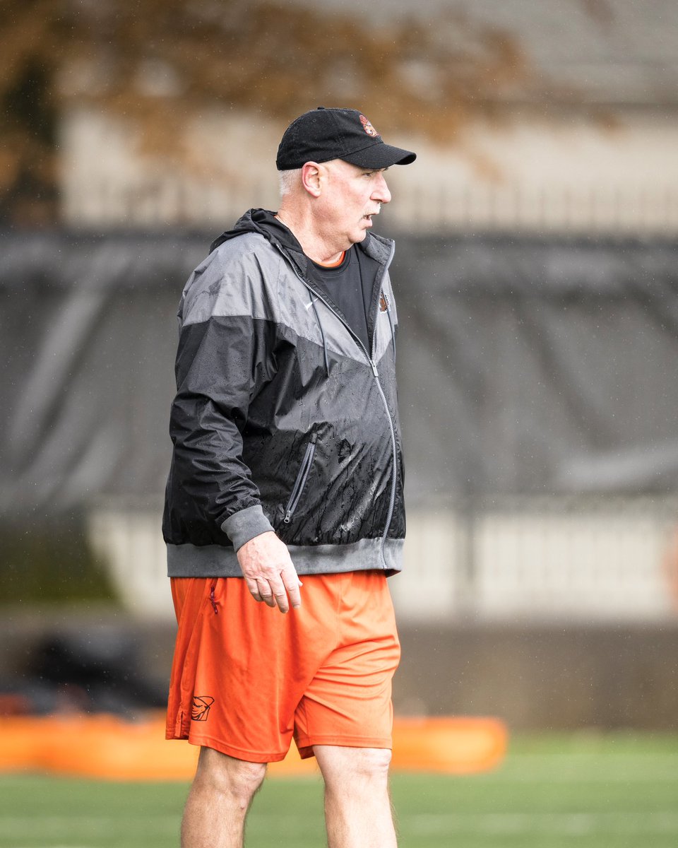 BeaverFootball's tweet image. happy birthday, Coach Akey! 🎈
