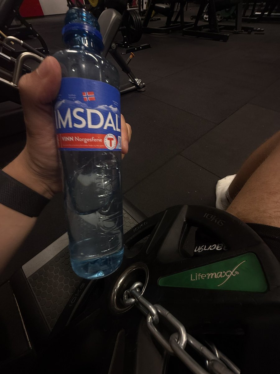 solgrenk's tweet image. Hitting the gym/staying active daily is a MUST.
I don’t understand why more aren’t doing it.
Highest ROI you can give yourself other than good sleep.
Oh, and also stay hydrated!