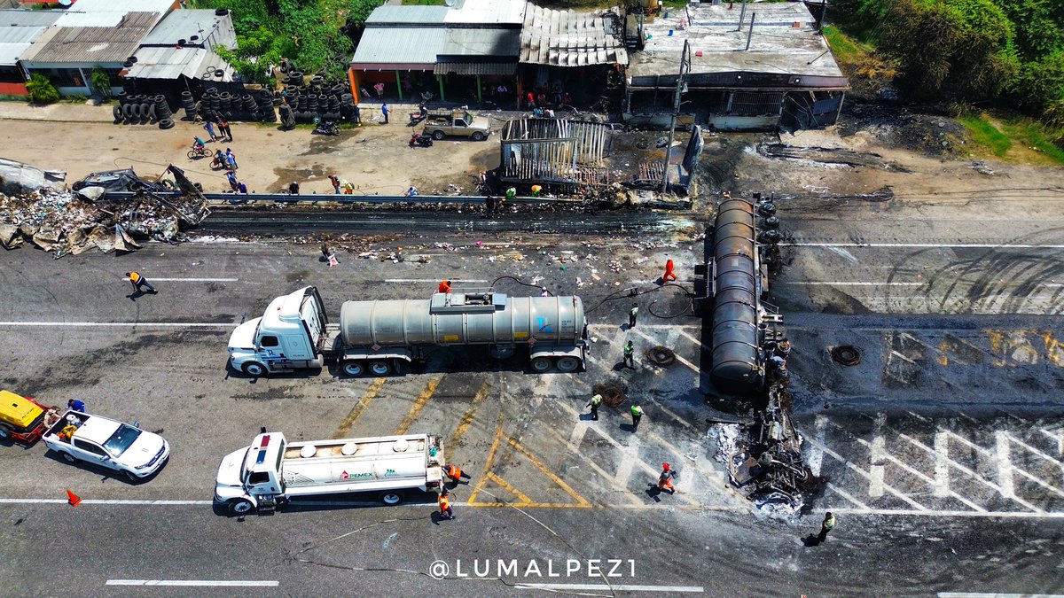 LumaLpez1's tweet photo. Explosión de pipa en carretera Villahermosa-Cárdenas cerca de El Castaño desata pánico. Llamas y estruendo hicieron temer un ataque del crimen organizado. Dos heridos, tres vehículos calcinados, un restaurante y una vivienda dañados. #Tabasco https://t.co/W70Cm2UIXX