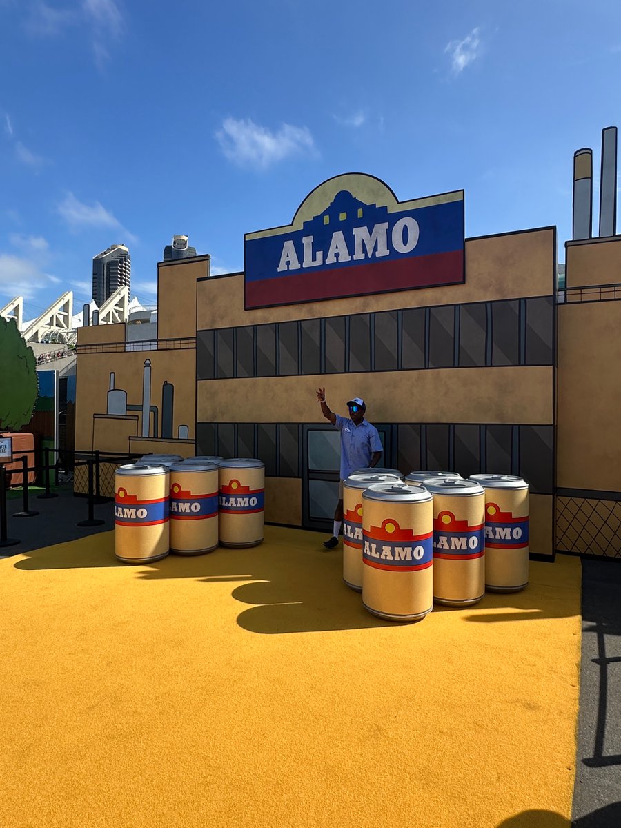 TheEricGoldman's tweet image. It sure is nice to visit with old friends in Arlen. #KingoftheHill #SDCC