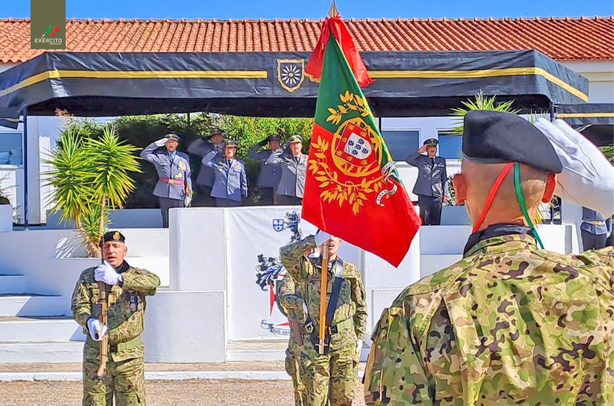 Exercito_pt's tweet image. 📢 Decorreu no Campo Militar de Santa Margarida, a Cerimónia de Tomada de Posse do novo Comandante, Coronel de Infantaria Duarte Nuno de Carvalho Paiva Cordeiro Dias, substituindo no cargo o Coronel de Cavalaria Santos Faria.
#ExércitoPortuguês