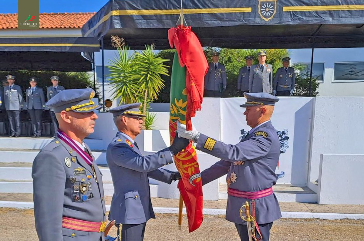 Exercito_pt's tweet image. 📢 Decorreu no Campo Militar de Santa Margarida, a Cerimónia de Tomada de Posse do novo Comandante, Coronel de Infantaria Duarte Nuno de Carvalho Paiva Cordeiro Dias, substituindo no cargo o Coronel de Cavalaria Santos Faria.
#ExércitoPortuguês