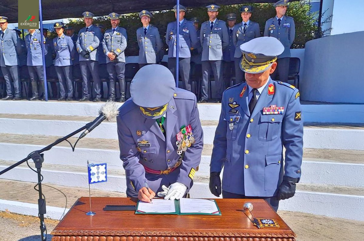 Exercito_pt's tweet image. 📢 Decorreu no Campo Militar de Santa Margarida, a Cerimónia de Tomada de Posse do novo Comandante, Coronel de Infantaria Duarte Nuno de Carvalho Paiva Cordeiro Dias, substituindo no cargo o Coronel de Cavalaria Santos Faria.
#ExércitoPortuguês