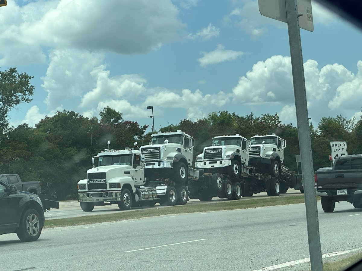 SpaceshipAddict's tweet image. A truck pulling a truck pulling a truck pulling a truck. 😵💫 Either that or this is the weirdest trucker porn I’ve ever seen…🫨😜