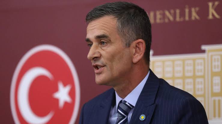 HaberKupur's tweet image. Bağımsız Milletvekili Ümit Dikbayır:
“GSM firmaları halkı soyuyor!
Aynı firma, aynı numara, aynı paket için,
Numarayı üzerime alırsam 780 TL,
Yeni numara alırsam 380 TL.
Soygun gördük de, böylesine aleni yapılanını ilk kez görüyoruz!”