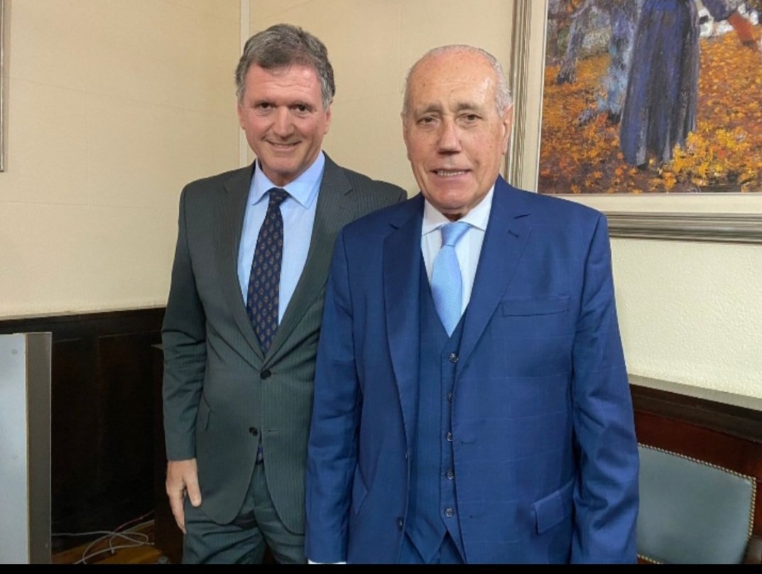 Este prócer del Derecho Constitucional Jorge Vanossi -quien también fue diputado nacional-, es mi guía y faro en la incursión política que inició de la mano de <a href="/PotenciaBA/">Potencia</a> Tengo el orgullo de que me haya prologado mi Manual de Derecho Constitucional. Gracias maestro!!!