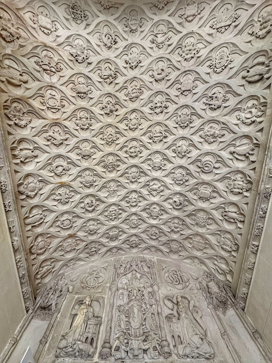 InDamnatio's tweet image. The beautiful porch ceiling at St Peter’s, Tiverton, created in the last gasps of Gothic style, 1517
We can see benefactors John & Joan Greenway kneeling between the Assumption of the Virgin Mary
Greenway was an incredibly wealthy textiles merchant with a fleet of ships