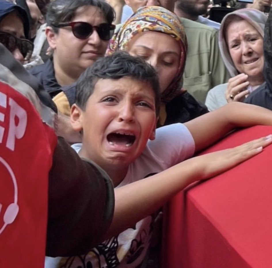 10 kişiydiler… Bizim için, gelecek günler için, ateşlere yürüdüler…. Şehitlerimizi rahmet ve hüzünle yolcu ediyoruz.. Allah ailelerine ve milletimize sabırlar versin. Allah rahmet eylesin..