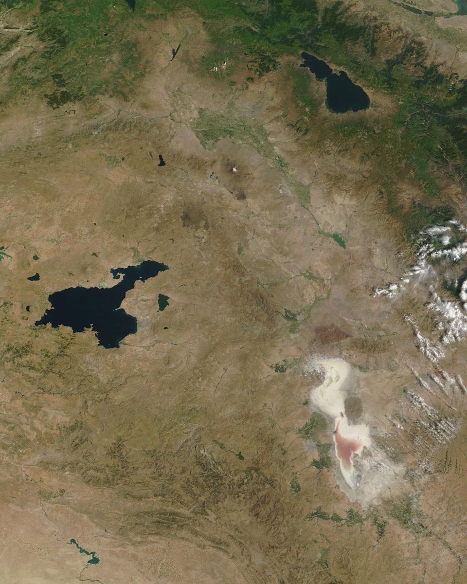 azadeb3's tweet image. استعمار به روایت تصویر
سه دریاچهی همسایه با سرنوشتهای کاملا متفاوت
ارومیه در ایران
وان در ترکیه
سوان (گویجه) در ارمنستان