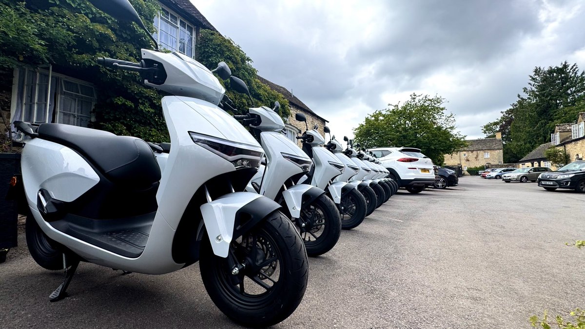 TodosElectricos's tweet image. Estamos en Oxford en Inglaterra probando la nueva moto eléctrica de Honda, el CUV e.
Baterías extraíbles y un sistema de conectividad con OTA. En breve tenemos vídeo en Youtube.
@HondaPrensa