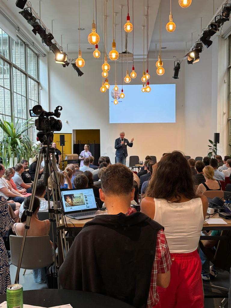 KarelHavlicek_'s tweet image. Skoro tři hodiny intenzivní debaty se startupisty, investory i lidmi ze státní sféry. Představil jsem, jak z Česka zase udělat zemi, která přitahuje inovace, talenty a nové byznysové nápady. Díky všem, kdo dorazili a diskutovali.