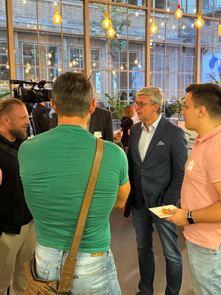 KarelHavlicek_'s tweet image. Skoro tři hodiny intenzivní debaty se startupisty, investory i lidmi ze státní sféry. Představil jsem, jak z Česka zase udělat zemi, která přitahuje inovace, talenty a nové byznysové nápady. Díky všem, kdo dorazili a diskutovali.