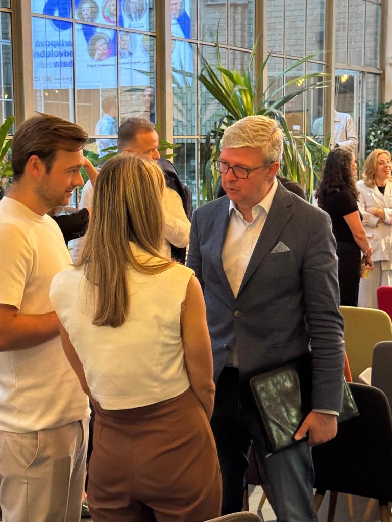KarelHavlicek_'s tweet image. Skoro tři hodiny intenzivní debaty se startupisty, investory i lidmi ze státní sféry. Představil jsem, jak z Česka zase udělat zemi, která přitahuje inovace, talenty a nové byznysové nápady. Díky všem, kdo dorazili a diskutovali.