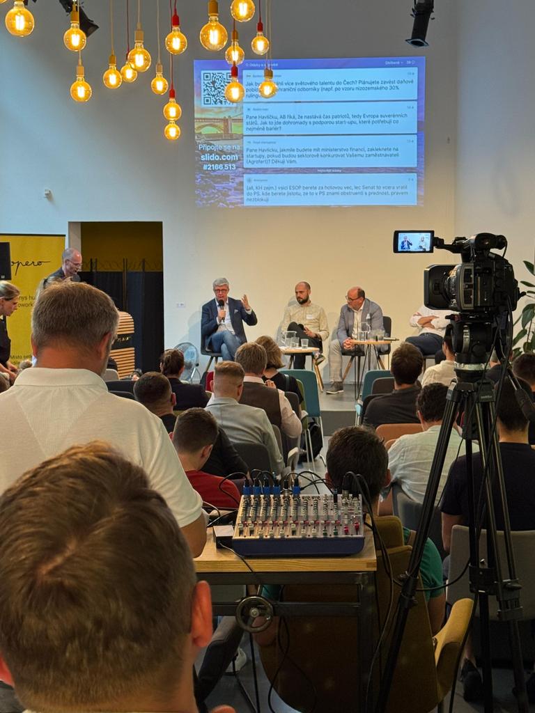 KarelHavlicek_'s tweet image. Skoro tři hodiny intenzivní debaty se startupisty, investory i lidmi ze státní sféry. Představil jsem, jak z Česka zase udělat zemi, která přitahuje inovace, talenty a nové byznysové nápady. Díky všem, kdo dorazili a diskutovali.