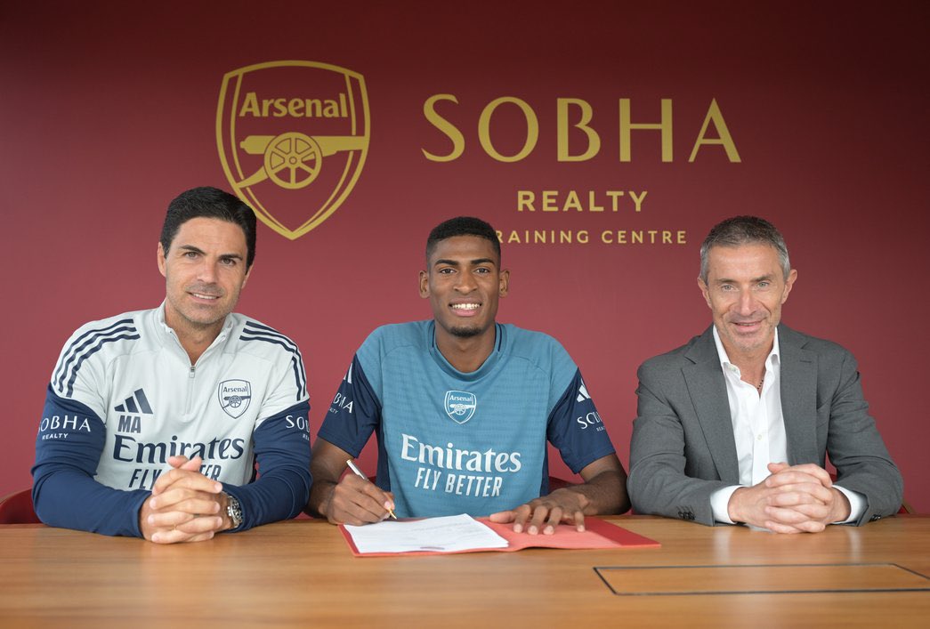 ArsenalCIV225's tweet photo. 🚨 OFFICIEL : Cristhian Mosquera rejoint Arsenal en provenance de Valence ! ✍️🔴⚪️

🎙️ Arteta : « Joueur intelligent, rapide, expérimenté en Liga. Un renfort parfait. »

🎙️ Mosquera : « Arsenal ? Magique, historique. Je ne pouvais pas dire non. » ❤️
#WelcomeMosquera #AFC #COYG https://t.co/cxKsWngZiD