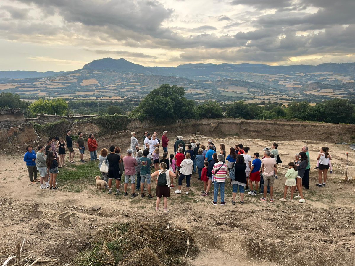 Tot i el cel dramàtic, avui hem pogut fer la jornada de portes obertes al jaciment!

Un nodrit grup ha pogut conèixer de primera mà unes restes impressionants de l'antiga ciutat romana d'Aeso.

Foto: Sergi López
