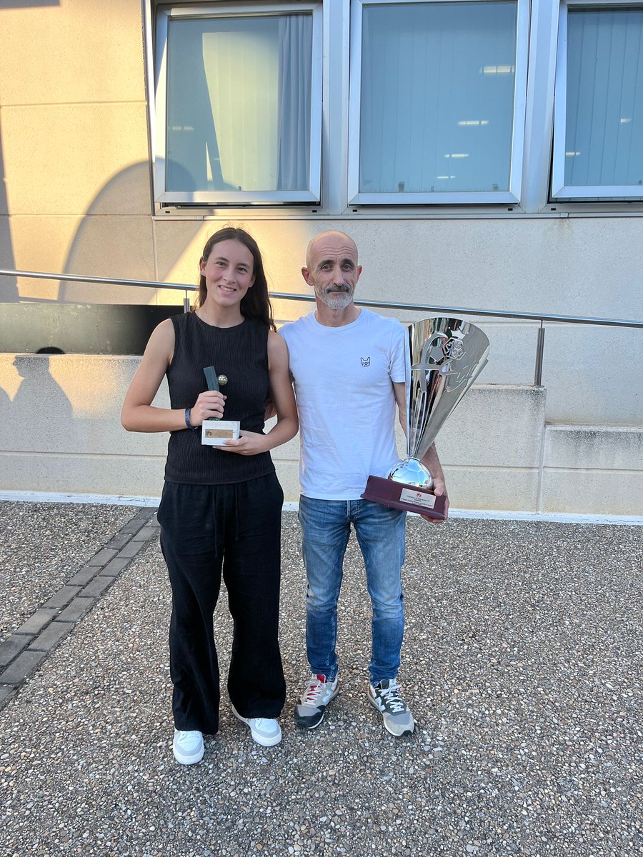 🏆 Lucia Cacho y Óscar Martín han sido los encargados de recoger los trofeos que nos acredita como campeonas de Liga Doble G de la temporada 2024/2025 y portera menos goleada. 

¡Enhorabuena por habernos hecho disfrutar tanto en nuestro primer año! 

#Irreductibles ⚔️⚪⚫🟣