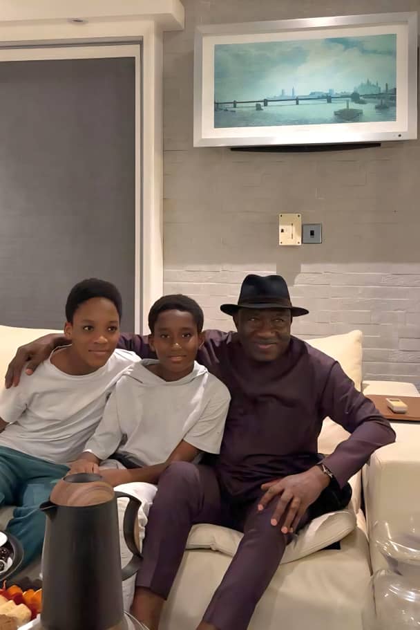 GEJonathan's tweet image. I paid a condolence visit to Amb. Hassan Tukur, my former Principal Secretary, and his family in Abuja, over the recent passing of his elder sister, Hajiya Kulthumi Petel Tukur.
May Allah forgive her shortcomings, and grant her Jannatul Firdaus.
-GEJ