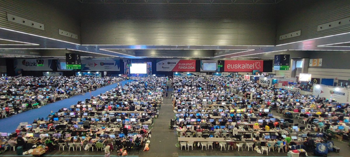 ArtMonedero's tweet image. Hoy cierro un mes intenso de viajes y charlas en la @euskalencounter además, contento con la cantidad de gente que ha venido a verme, que está plaza es dura 😅 (pongo una foto de otro compañero, que nadie me ha sacado foto)