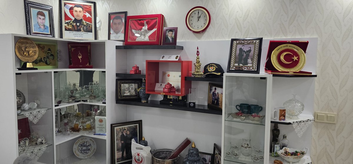 Kahraman Şehidimiz Emniyet Amiri Zafer Kurt'un baba ocağına misafir olduk. Şehidimizin baba ocağına yansıyan bereketinden faydalandık. 

Aziz Şehitlerimizin kıymetli ailesine sağlık sıhhat ve afiyetler diliyoruz.
<a href="/TC_icisleri/">T.C. İçişleri Bakanlığı</a> <a href="/ashb_sehitgazi/">Şehit Yakınları ve Gaziler Genel Müdürlüğü</a>
