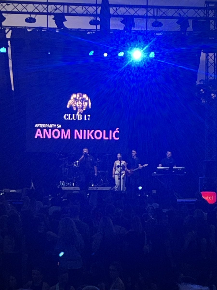 _ShowMustGo_On's tweet image. Ana živi život!