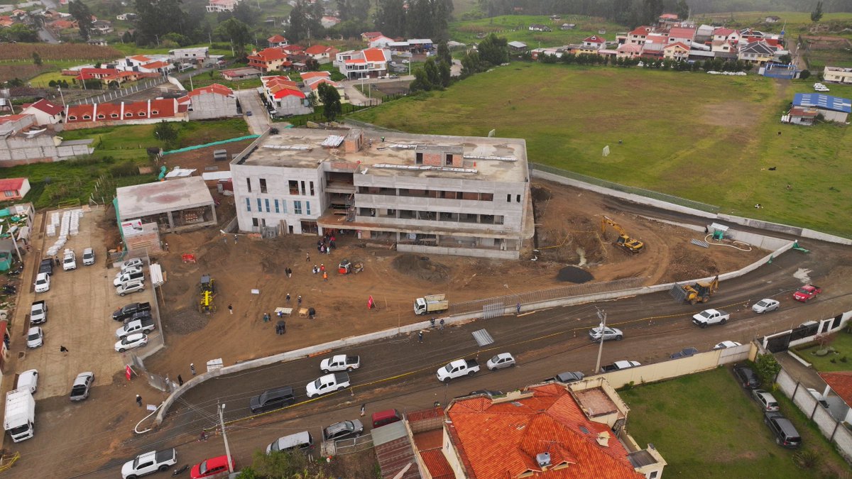 czamoramatute's tweet image. 🏥 ¡Es una locura cómo avanza el #Hospital en #ElValle!

😱 ¿Pueden creer que ya tiene un 45% de avance? Es el #primer Hospital de la #Ruralidad, y la salud para todos, toditos. Ya estamos colocando el porcelanato, y en los próximos días llegarán los primeros equipos médicos. 🏥