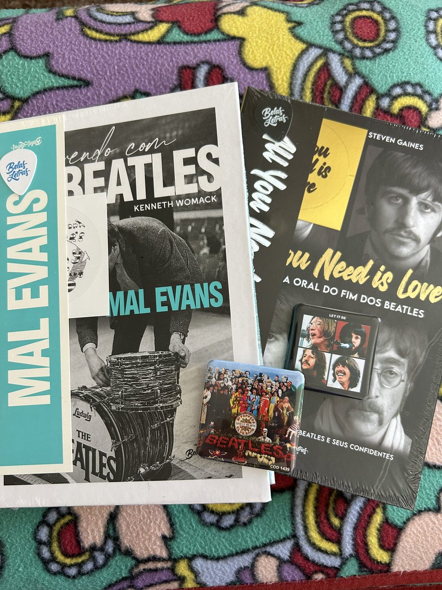 mccartneywho's tweet image. Eu postei uns stories no meu instagram avisando sobre uma rifa que vou fazer pra ajudar nos custos que tive com a Aninha (minha gata). O prêmio vai ser esse combo dos dois novos livros lançados no mês passado pela Belas Letras.
