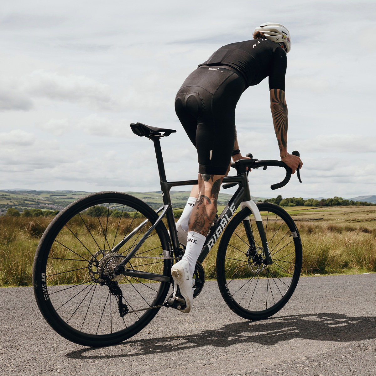 RibbleCycles's tweet image. Weekend plans? Sorted. 🌅⛰️

The ALLROAD AL blends everyday comfort with adventure-ready performance - from winding lanes to quiet climbs. spkl.io/6009AGN7h

#RideWithoutLimits #AllroadAL #RibbleCycles