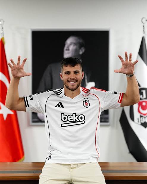 jurasek.. yemin ederim halısaha kadromda şu kadar rahat çalım yiyen adamı ertesi hafta kadrodan çıkartırım beşiktaş yönetimi bu adamı as sol bek diye getirdi.