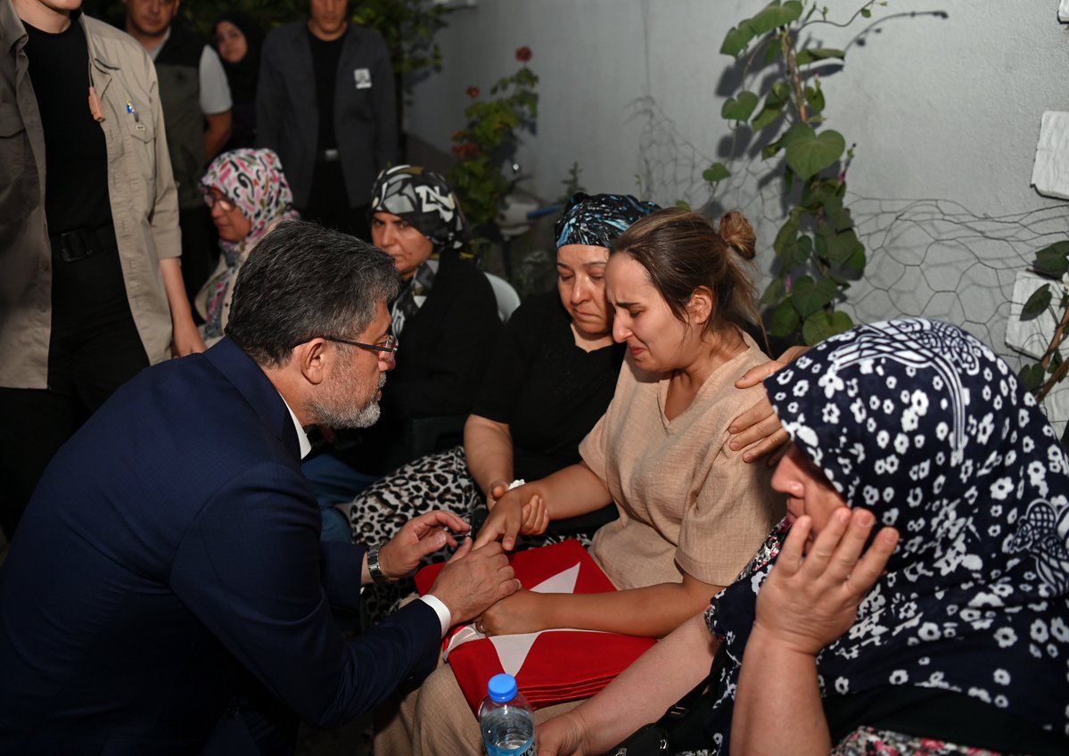 Yeşil Vatanımızı korumak için cansiparane mücadele ederken şehit olan orman kahramanımız Tolunay Kocaman’ın Eskişehir Seyitgazi’deki kıymetli ailesine taziye ziyaretinde bulunduk.

Şehidimize Allah’tan rahmet; kederli ailesine ve sevenlerine sabır ve başsağlığı diliyorum.