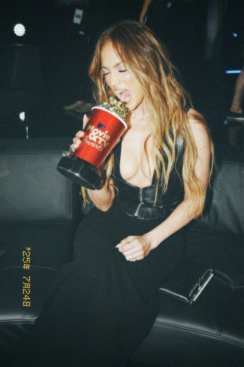 myaajlover's tweet image. Happy birthday to the queen!!! I love you much babes, 56 never looked this good🥳💓