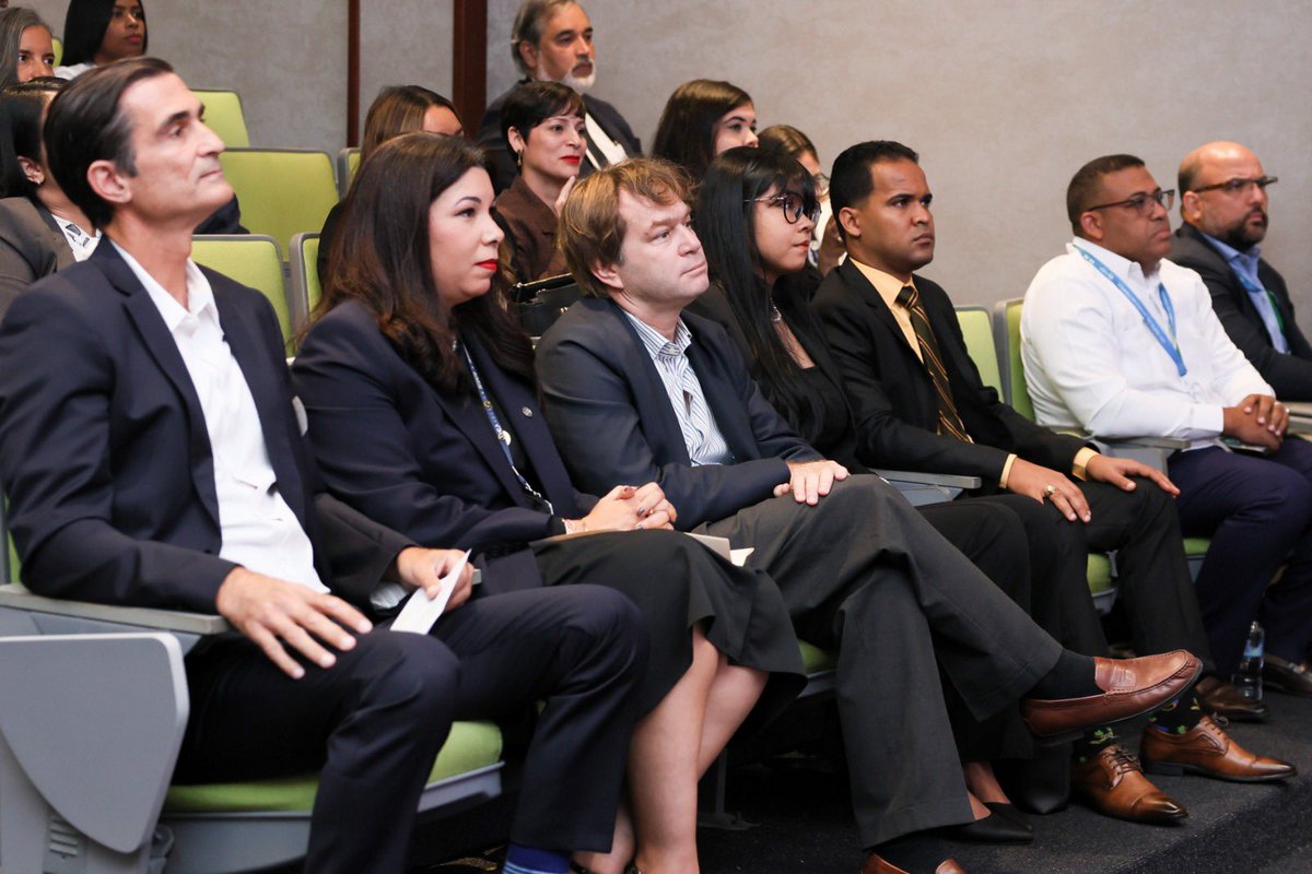 Hoy, en #aduanasrd , celebramos el compromiso del sector privado con el comercio seguro.
Con la entrega de 36 nuevas acreditaciones #OEA, alcanzamos 680 empresas certificadas que confían en el cumplimiento voluntario y los más altos estándares internacionales.