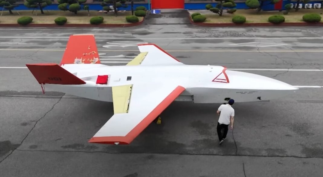 FacelessManTwit's tweet image. A good indicator of Korean Air's combat drone's size. It is scheduled to make maiden flight this year, first joint flight with KF-21 next year, and service entry by 2030.
defence-blog.com/south-korea-de…