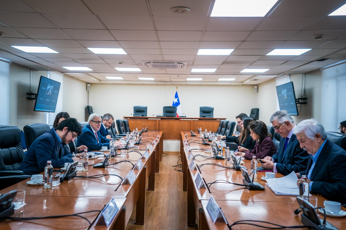 Minrel_Chile's tweet image. El canciller Alberto van Klaveren y la @Subrei_Chile, Claudia Sanhueza, presidieron una nueva reunión del grupo de trabajo público-privado creado para analizar el actual contexto económico-comercial a nivel global y las implicancias que podría tener para Chile.