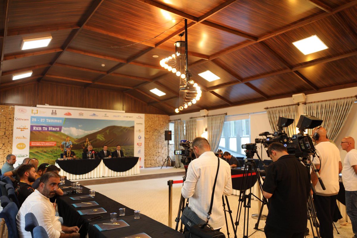 Erzurum Büyükşehir Belediyemiz tarafından düzenlenen “Run to Stars – Yüksek İrtifa Koşusu”nun ilk yılı vesilesiyle basın toplantımıza, Erzurum Büyükşehir Belediyesi Genel Sekreterimiz Zafer Aynalı da katılım sağladı.

Sporun birleştirici gücünü, yüksek irtifanın eşsiz