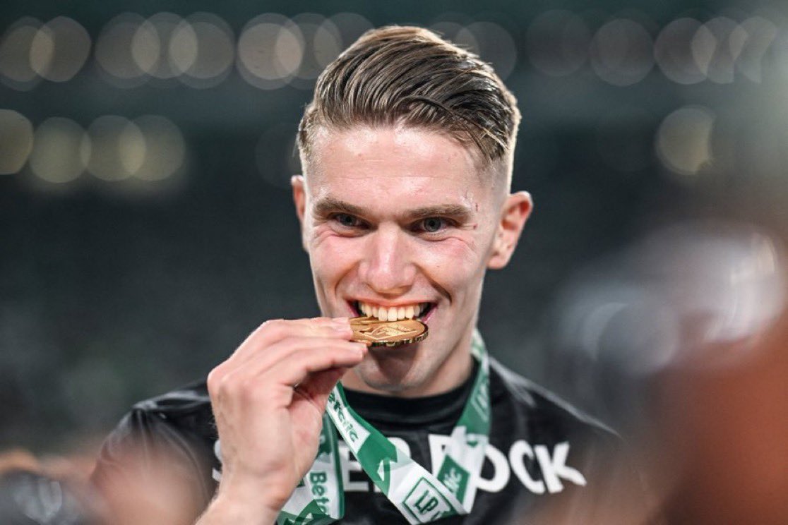 KalshiFC's tweet image. Understand the plan for Viktor Gyökeres is to undergo his medical tomorrow evening in London. He'll then fly with Andrea Berta to Singapore to join up with Arsenal's pre-season tour.
Cristhian Mosquera has also joined the #AFC squad after being formally announced.✈️