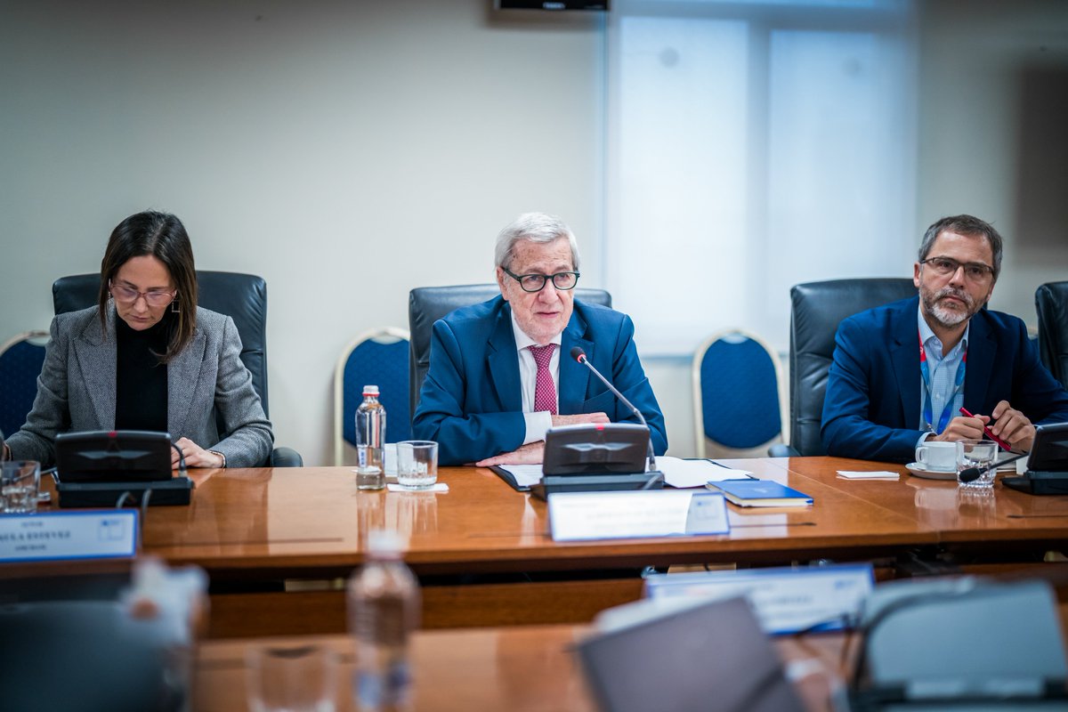 Minrel_Chile's tweet image. El canciller Alberto van Klaveren y la @Subrei_Chile, Claudia Sanhueza, presidieron una nueva reunión del grupo de trabajo público-privado creado para analizar el actual contexto económico-comercial a nivel global y las implicancias que podría tener para Chile.