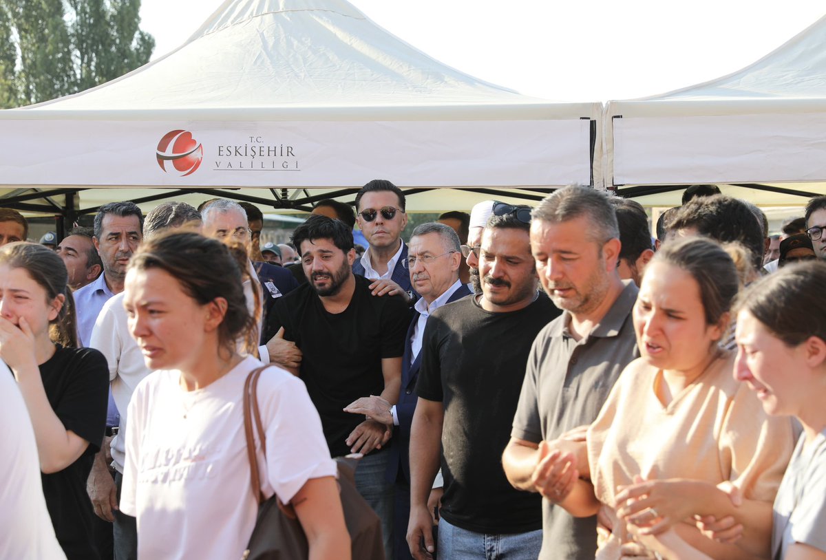 “Yeşil Vatan”ı korumak için canını alevlere siper ederek şehit olan kahraman ormancımız Tolunay Kocaman'ı dualarla Hakk’a uğurladık.

Şehidimizin emaneti kıymetli ailemizin acısını paylaştık.

Orman yangınında şehit düşen kardeşlerimize bir kez daha Allah’tan rahmet; ailelerine,