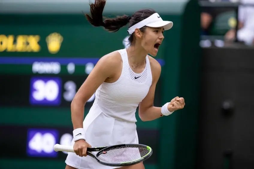 Emma Raducanu is through to the quarterfinals in Washington after a commanding 6-4, 6-2 win over Naomi Osaka!
One of her best performances this year 🔥
