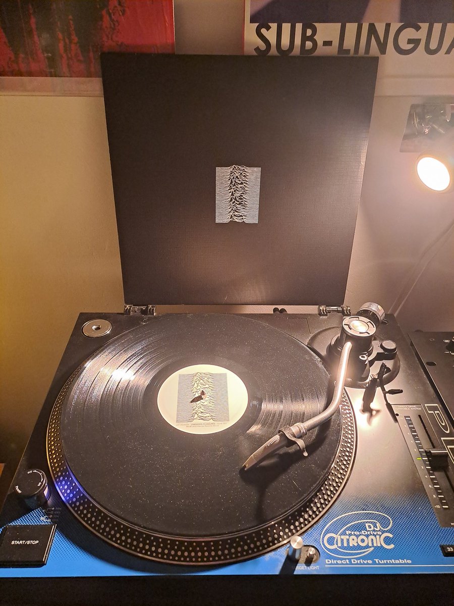 TheHouseof08's tweet image. #JDTracks
JOY DIVISION LPs - Track By Track
UNKNOWN PLEASURES
Side 2, Track 4
INTERZONE
"And I was looking for a friend of mine (and I had no time to waste)
Yeah, looking for some friends of mine"
@joydivision @neworder