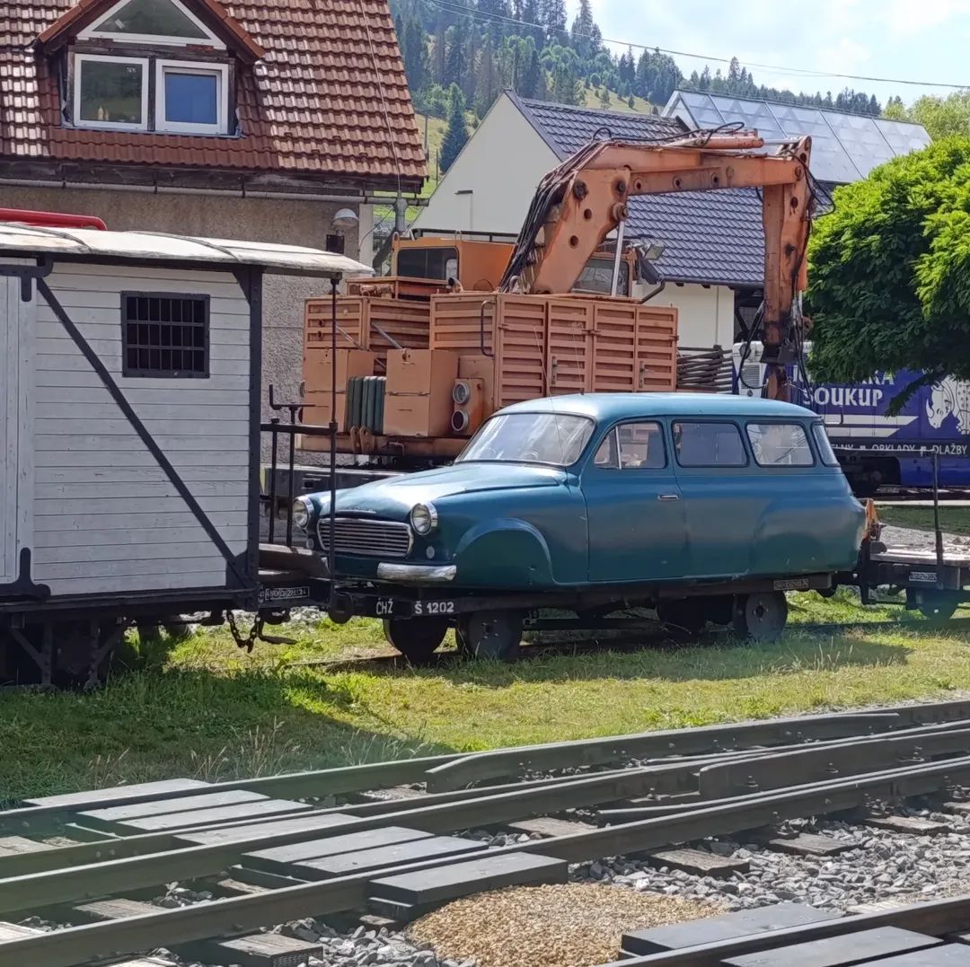 Leaked pic from filming of the Slovak remake of Back to the Future trilogy in Čierny Balog.
"Wait a minute. Are you telling me you built a time machine... out of an old Škoda?" says Maťko Muška to Doktor Hnedko.
#bttf #ciernybalog #skoda #railway #horehronie #slovakia