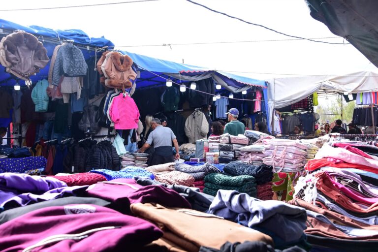 “El contrabando avanza y no hay controles suficientes en ferias itinerantes”, advirtió Fernando Zurita, titular de la Cámara de Comercio de Plottier. Preocupa la venta de alimentos sin trazabilidad ni cadena de frío.
Nota completa en realidadeconomica.com.ar/la-federacion-…