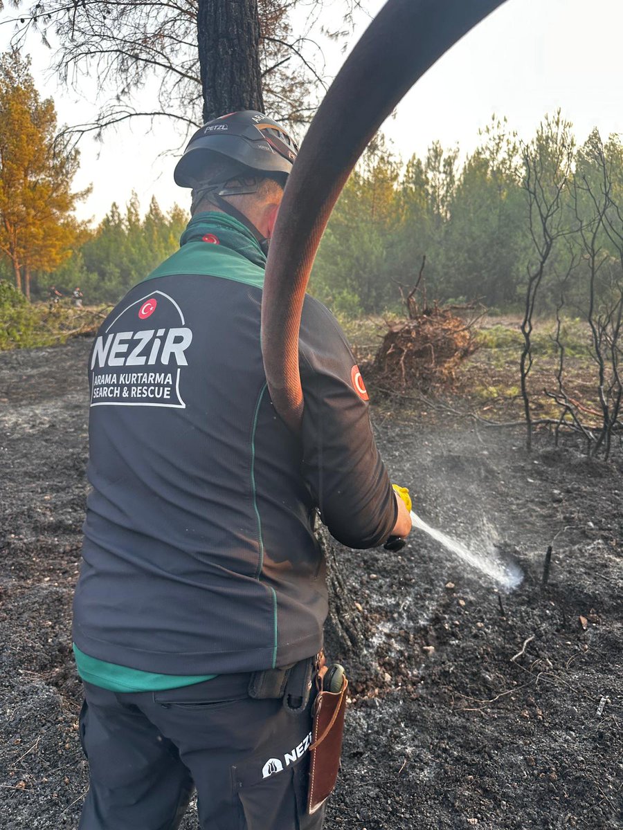 parasizceo's tweet photo. Sultan Seyyid Şeyh Saki Hazretlerine Bağlı Nezir Derneği gönüllüleri yangınları söndürmede yardımcı oluyorlar.

Tarikatçilar ne yapıyor diye soran olursa Orman Yangını söndürüyorlar dersiniz. https://t.co/aXmdZ8slNk