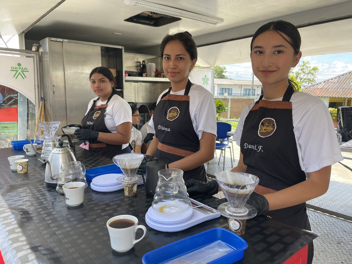 SENAQuindio's tweet photo. #AbroHilo 🧵 ¡El talento de nuestros aprendices brilló en Pueblo Tapao!
Estudiantes del colegio Marco Fidel Suárez demostraron todo su conocimiento en una muestra de Barismo, como parte del programa de Articulación con la Media del SENA.
#TalentoSENA #DoblementeArticulados https://t.co/9JEhcrZhZm