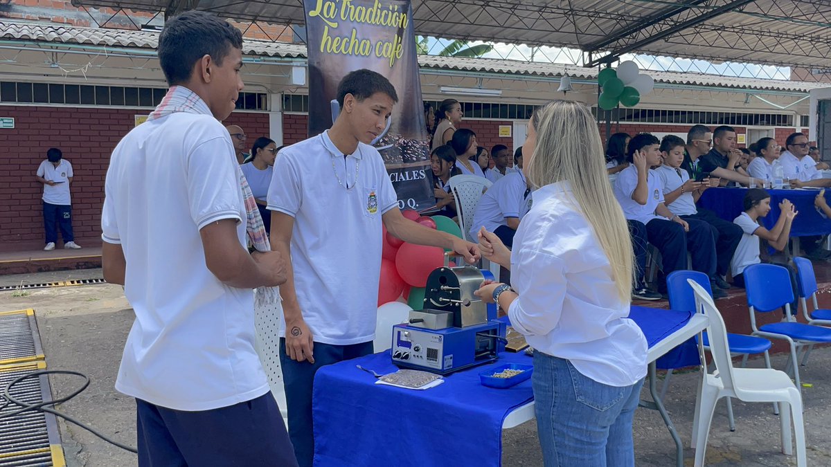 SENAQuindio's tweet photo. #AbroHilo 🧵 ¡El talento de nuestros aprendices brilló en Pueblo Tapao!
Estudiantes del colegio Marco Fidel Suárez demostraron todo su conocimiento en una muestra de Barismo, como parte del programa de Articulación con la Media del SENA.
#TalentoSENA #DoblementeArticulados https://t.co/9JEhcrZhZm