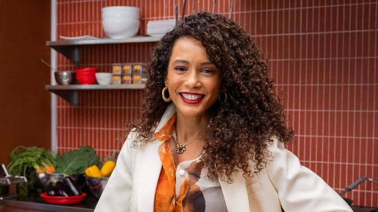 forumeplay's tweet image. Em #ValeTudo,  Raquel começa sua volta por cima. Depois de ver a vida desmoronar, ela recebe um gesto inesperado de Celina, que compra de volta a casa da Paladar e devolve o restaurante à antiga sócia. 

🗞 Carla Bittencourt