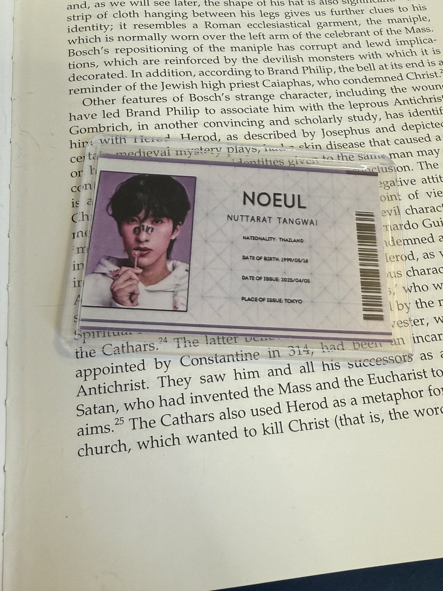 I found this ID card on the floor while looking at the books in the library. Does anyone know who this young beautiful man is?✨