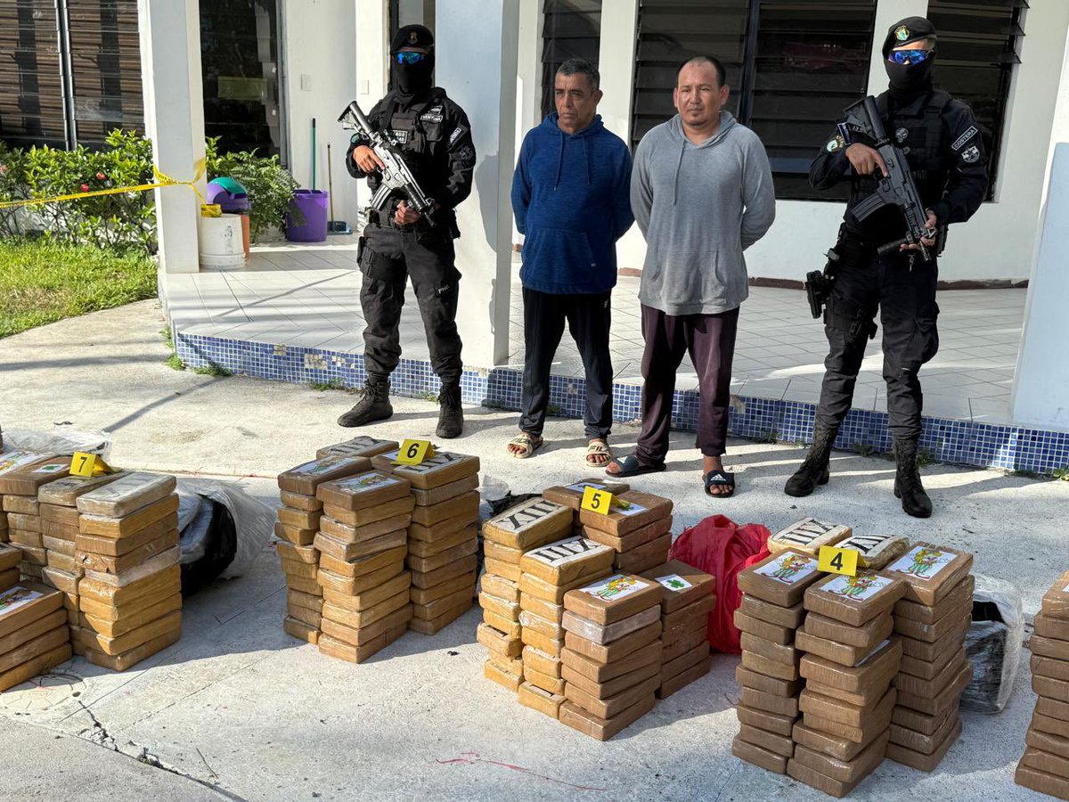 pe_equilibrium's tweet image. #LOÚLTIMO | La Policía captura otro cargamento de drogas. La embarcación fue ubicada a una milla náutica de El Espino, Jucuarán, Usulután. Los salvadoreños Miguel Marin y Abraham Orrego fueron detenidos y se incautaron 430 kilos de droga, con valor de más de $10 millones.